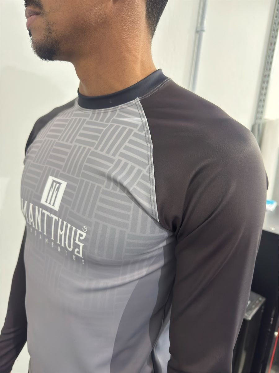 Camisa esportiva manga longa cinza e preta com logo Mantthus