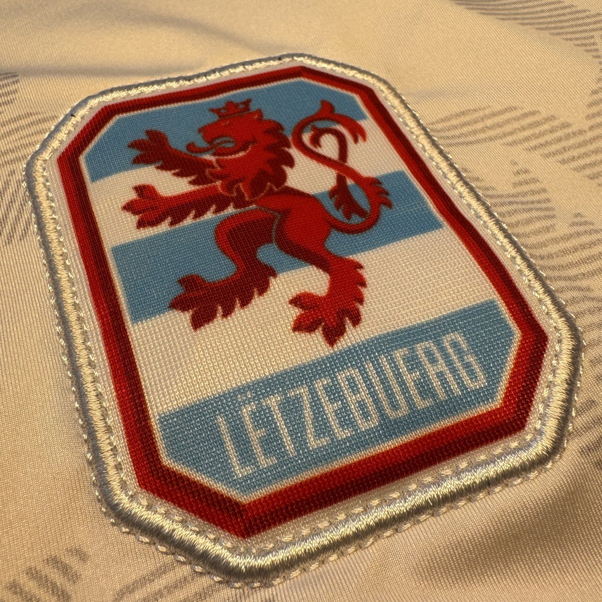 Close do escudo em patch bordado aplicado na camisa