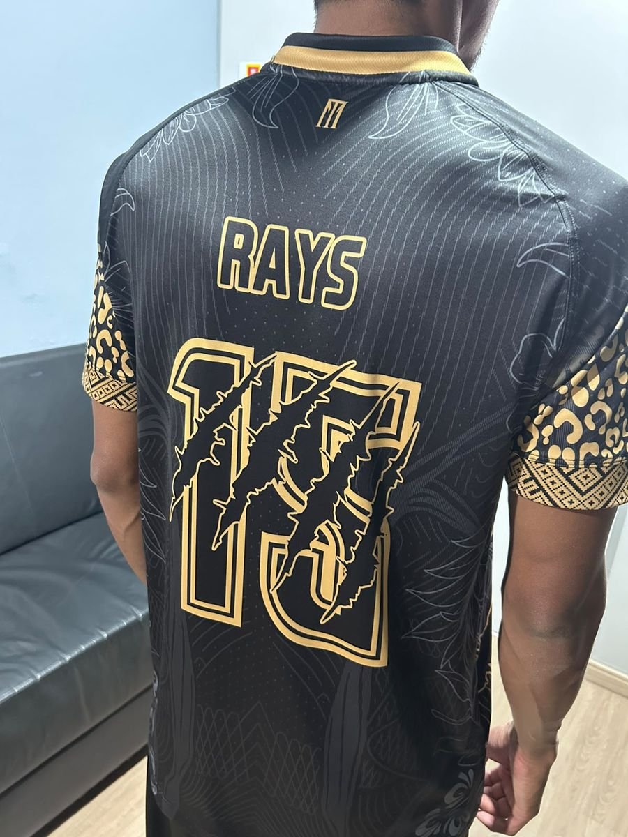 Costas de camisa preta e dourada com nome e número personalizados